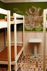 Dorm-кімната з муралом на стіні
